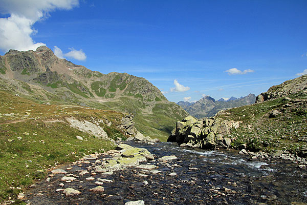 Jöribach fliesst aus dem Jörisee hinab ins Jörital