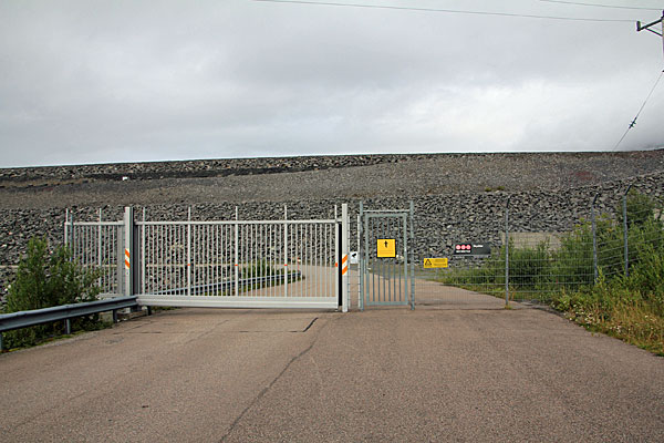 Tor zum Sourva-Staudamm