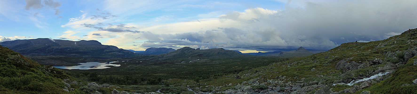 Hinter dem Sluggá ziehen dunkle Wolken auf.