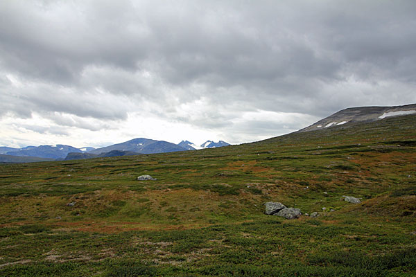 Ähpár-Massiv mit seinem Gletscher Ähpárjiegŋa