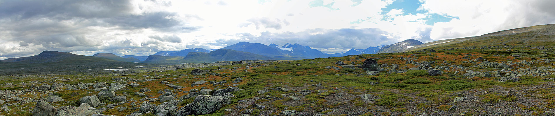 Ähpár-Massiv mit seinem Gletscher Ähpárjiegŋa