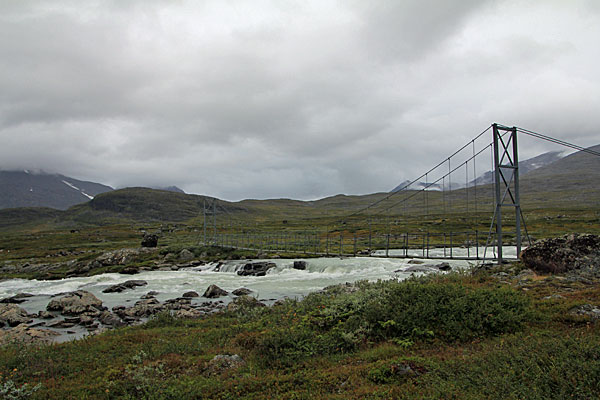 Hängebrücke über den Guhkesvákkjåhkå