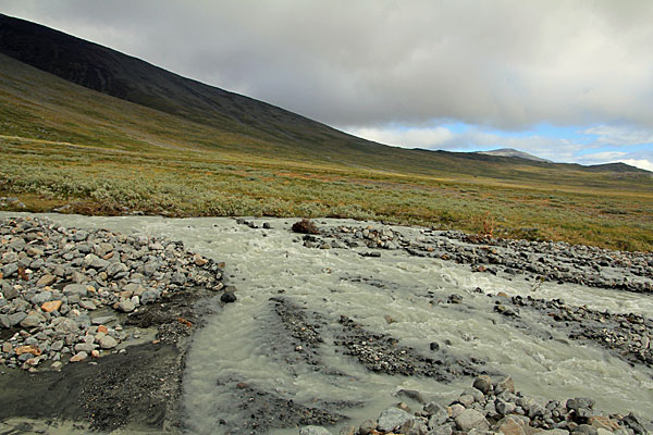 Gletscherfluss vom Sarvajiegŋa