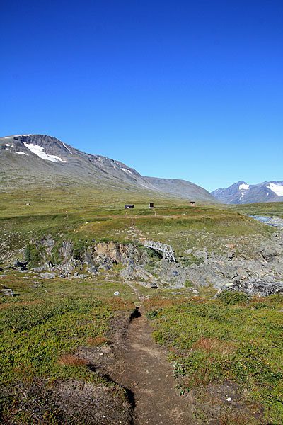 Brücke über den Smájlajjåhkå und Mikkastugan