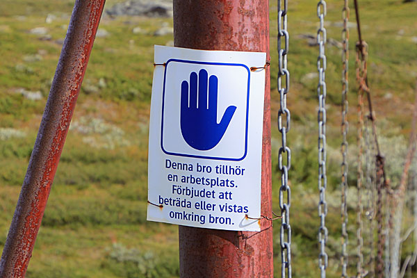 Verbotsschild Hängebrücke