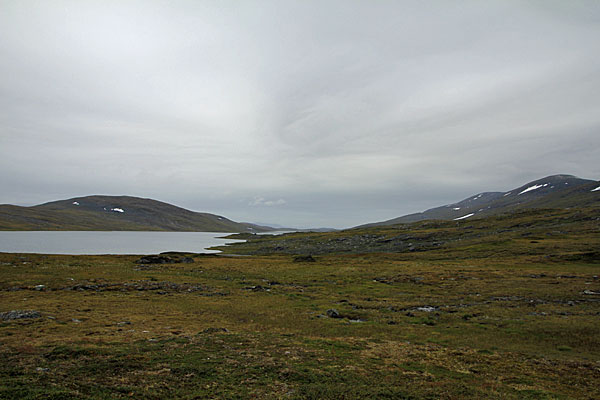 Blick den Álájávrre entlang