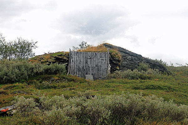 Schuppen zwischen Felsen