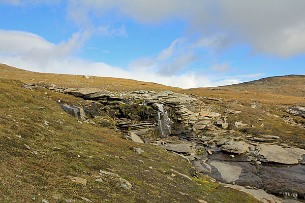 Wasserlauf am Silbbatjåhkkå