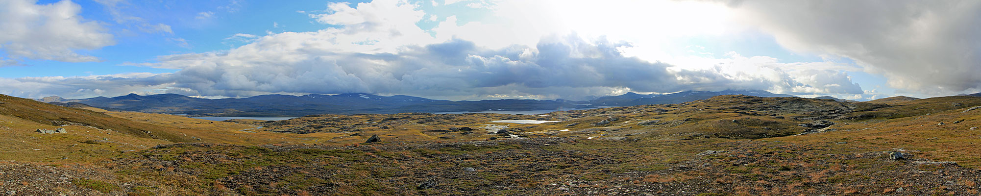 Abstieg über den Berghang Råvebuollda zum Råvejávrre