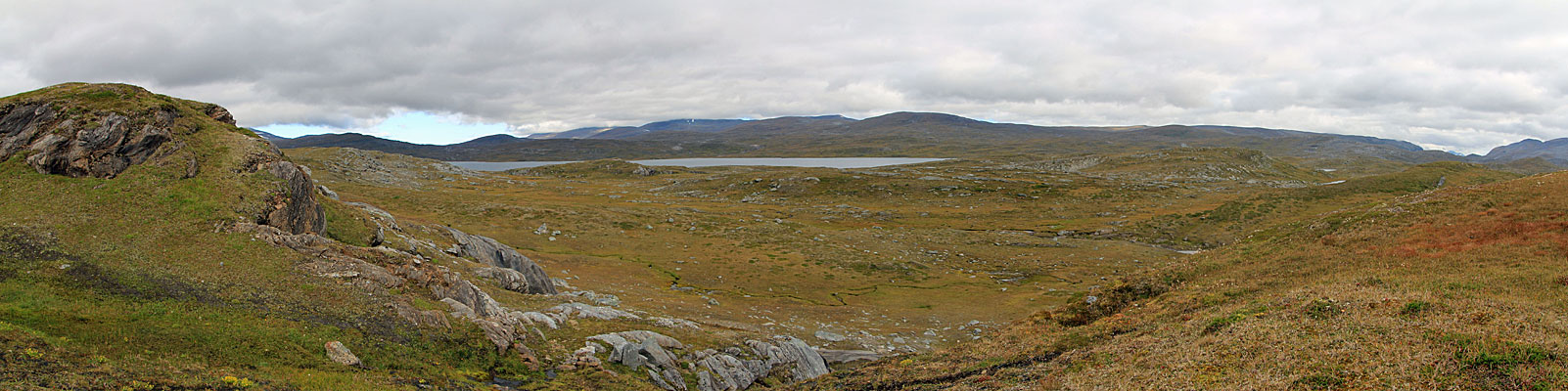 Blick zum Råvejávrre und Silbbatjåhkkå