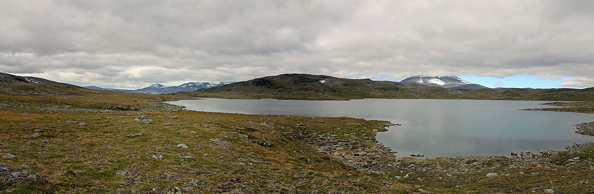 Gállojávrre mit Sulitelma-Massiv und Jiegŋáffo