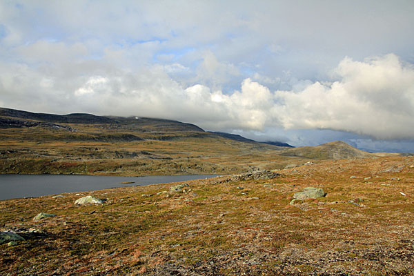 Vistekjávrre mit Tsäkkok-Bergkette