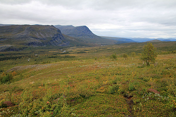 Abstieg am Gårssåjåhkå entlang