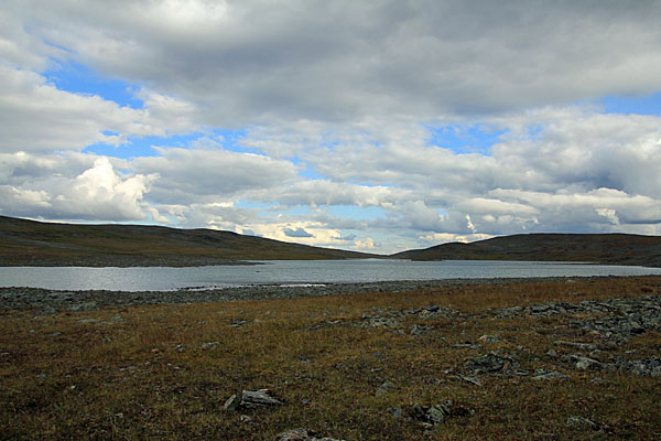 Am Ufer des Rákkasgurajávri