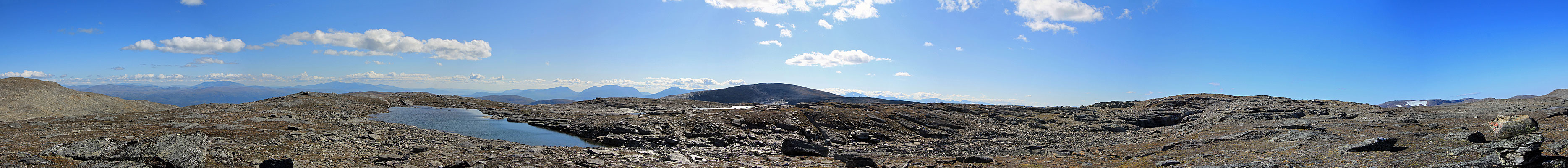 Auf dem Hügel zwischen Bajip Gohpčohkka und Latnjačorru