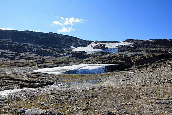 Schneefelder am Latnjačorru