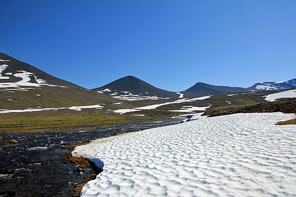 Schneefeld am Ballinjohka