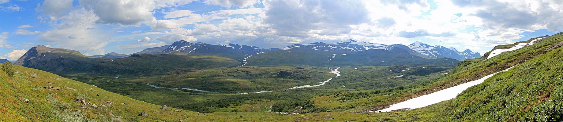 Abstieg ins Alisvággi am Fluss vom Gielasčohkka entlang