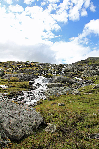 Ein grösserer Bach im Čuhčavággi