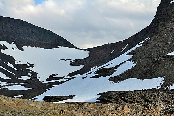 Steilwand zwischen Pyramiden und Kvivkammen