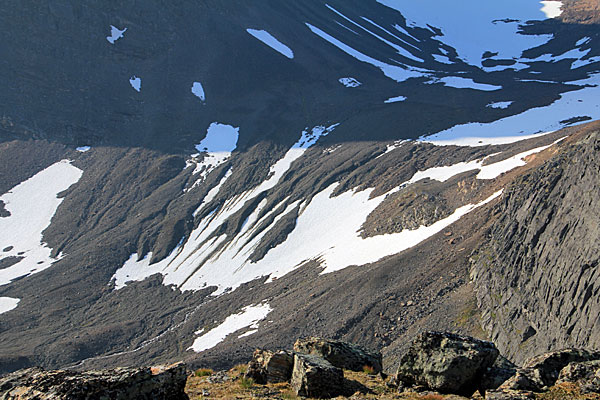Steilwand zwischen Pyramiden und Kvivkammen