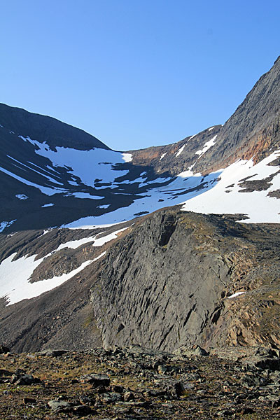 Steilwand zwischen Pyramiden und Kvivkammen