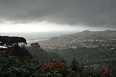Wolken hängen tief über Funchal