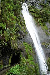 Tunnelausgang mit Wasserfall