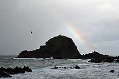 Regenbogen über der Ilhéu Mole