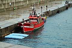 Fischerboot im Hafen von Porto Moniz