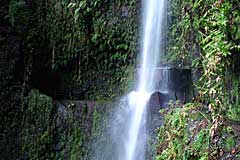 Wasserfall zwischen zwei Tunneln
