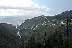 Blick zu den Felsen Ilhéu da Ribeira da Janela