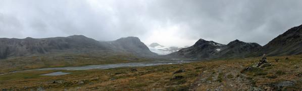 Im Veodalen, mit Nørdre Veotinden, Veobrean und Leirhøe
