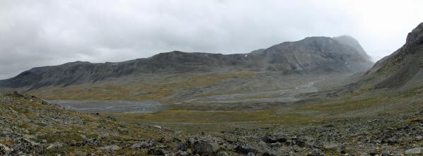 Blick über das Veodalen mit Nørdre Veotinden und Styggehøe