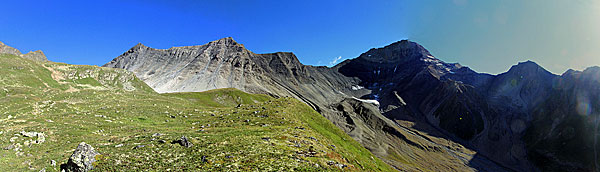 Panorama von As-cha aus auf Piz Blaisun und Piz Üertsch