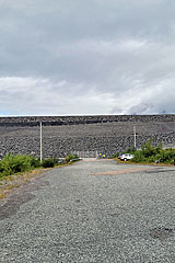 Zufahrt mit Tor zum Sourva-Staudamm