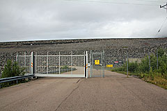 Tor zum Sourva-Staudamm