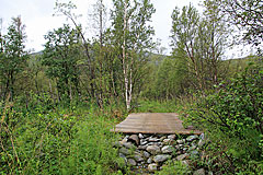 Brücke über Sliekkojávvre-Bach