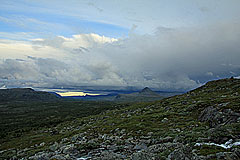 Hinter dem Sluggá ziehen dunkle Wolken auf.