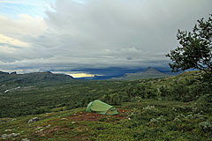 Hinter dem Sluggá ziehen dunkle Wolken auf.