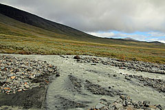 Gletscherfluss vom Sarvajiegŋa
