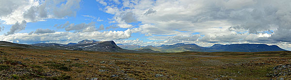 Blick zurück zum Likkafjellet, Rostadalen, Isdalen und Moskánvárri
