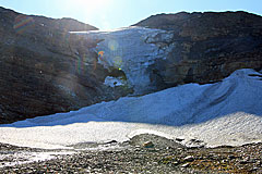 Gletscherreste am Bergausläufers des Latnjačorru