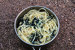 Spaghetti mit Shrimps und Blattspinat