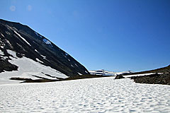 Über Schnee zur Passhöhe P.1042