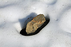 Stein im Schneefeld