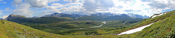Abstieg ins Alisvággi am Fluss vom Gielasčohkka entlang