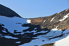 Steilwand zwischen Pyramiden und Kvivkammen