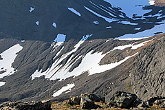 Steilwand zwischen Pyramiden und Kvivkammen