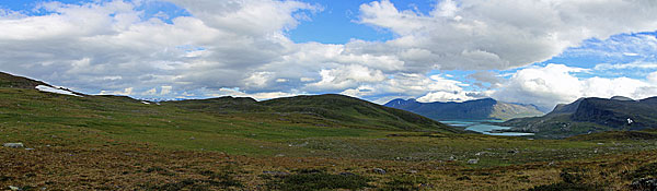 Auf dem Bergrücken nördlich des Čoalmmičohkka